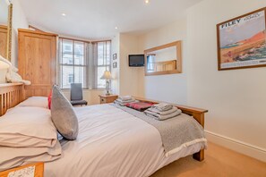 Iron/ironing board, travel cot, free WiFi, bed sheets - 2 Bed in Whitby (oc-w811) (Whitby)