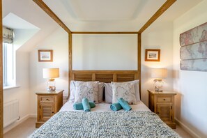 Travel crib, free WiFi, bed sheets