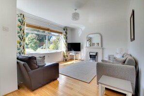 TV - 3 Bed in Woodbridge (oc-30mor) (Woodbridge)