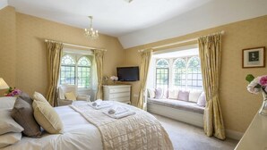 A bedroom with a bed, a dresser, a television, and a window seat. - 7 Bed in Northrepps (oc-n32549) (Overstrand)