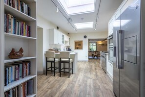 Oven, dishwasher, high chair, cookware/dishes/utensils - 7 Bed in Northrepps (oc-n32549) (Overstrand)