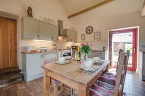 Microwave, oven, dishwasher, cookware/dishes/utensils - 2 Bed in Saltburn-by-the-sea (oc-wa021) (Easington)