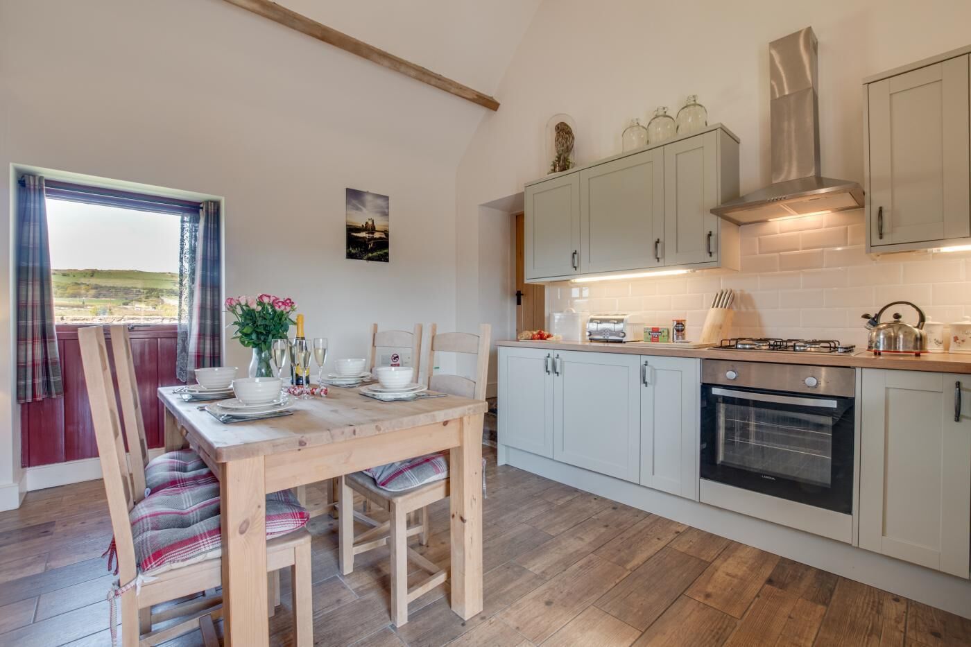 Microondas, horno, lavavajillas y utensilios de cocina 
