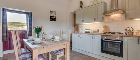 Microondas, horno, lavavajillas y utensilios de cocina