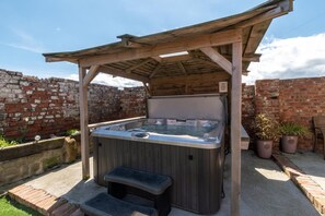 Outdoor spa tub - 2 Bed in Saltburn-by-the-sea (oc-wa021) (Easington)