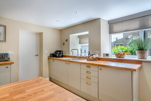 ميكروويف، فرن، غسالة أطباق، كرسي للأطفال