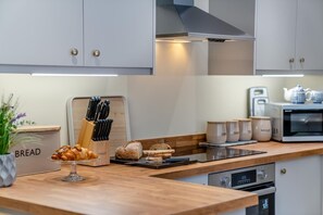 ميكروويف، فرن، غسالة أطباق، كرسي للأطفال