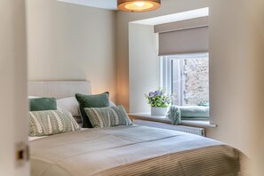 Tabla de planchar con plancha, wifi gratis y ropa de cama