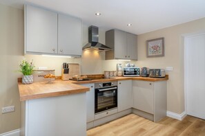 Microondas, horno, lavavajillas y periquera