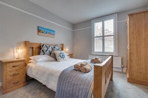 Iron/ironing board, travel cot, free WiFi, bed sheets - 4 Bed in Whitby (oc-w444) (Whitby)