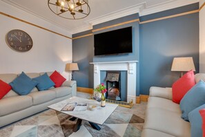 Living area - 4 Bed in Whitby (oc-w444) (Whitby)