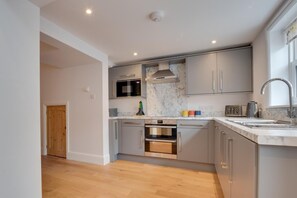 Microwave, oven, dishwasher, high chair - 4 Bed in Whitby (oc-w444) (Whitby)