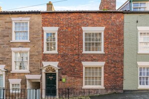 Exterior - 2 Bed in Whitby (oc-w010) (Whitby)