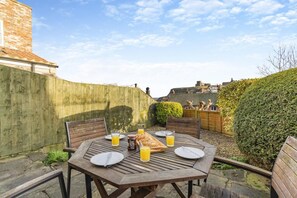Outdoor dining - 2 Bed in Whitby (oc-w010) (Whitby)