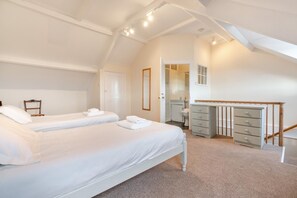 Iron/ironing board, travel cot, free WiFi, bed sheets - 2 Bed in Whitby (oc-w010) (Whitby)