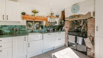 Microwave, oven, dishwasher, cookware/dishes/utensils