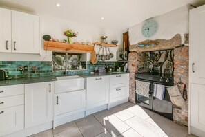 Microwave, oven, dishwasher, cookware/dishes/utensils - 2 Bed in Higher Penponds (oc-h32383) (Camborne)