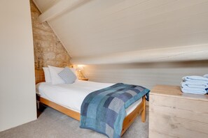 2 bedrooms, iron/ironing board, free WiFi, bed sheets - 2 Bed in Whitby (oc-r579) (Robin Hood's Bay)