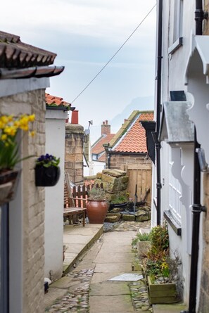 Property grounds - 2 Bed in Whitby (oc-r579) (Robin Hood's Bay)