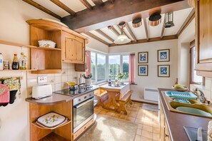 Cookware/dishes/utensils - 3 Bed in Goathland (oc-c32364) (Woodlands)