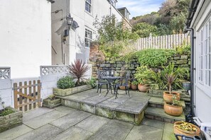 Outdoor dining - 2 Bed in Whitby (oc-w037) (Whitby)