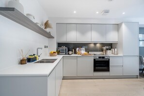 Microwave, oven, dishwasher, cookware/dishes/utensils - 1 Bed in Backbarrow (oc-s32477) (Backbarrow)