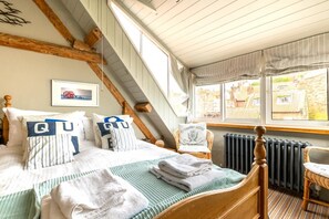Iron/ironing board, free WiFi, bed sheets - 2 Bed in Whitby (oc-r038) (Robin Hood's Bay)