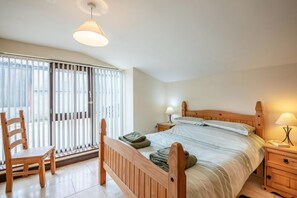 Iron/ironing board, travel cot, free WiFi, bed sheets - 2 Bed in Whitby (oc-y003) (England)