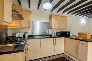 Microwave, oven, high chair, cookware/dishes/utensils - 2 Bed in Whitby (oc-y003) (England)