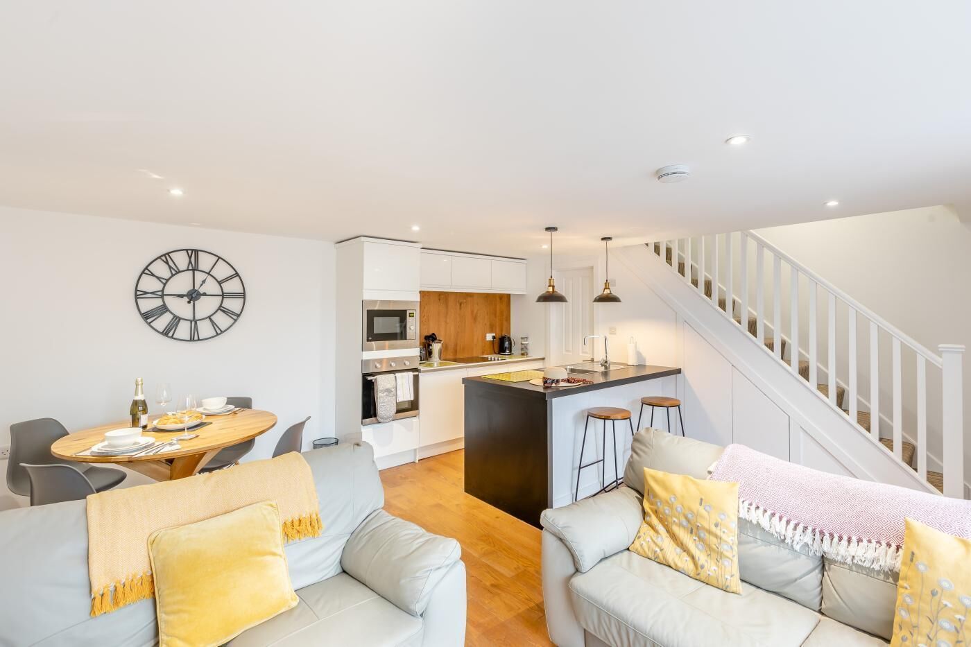 Un appartement moderne comprenant un coin repas, une cuisine et un salon.