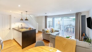 Ein modernes Apartment mit Küche, Essbereich und einem Balkon mit Aussicht.