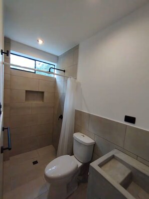 Shower, bidet, towels, soap - Casa Francis Oxa: Beautiful 3-bedroom nature escape, 5 minutes from town (Oxapampa)