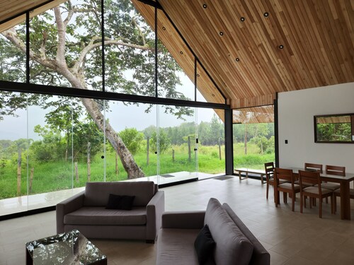 Casa Francis Oxa: Beautiful 3-bedroom nature escape, 5 minutes from town