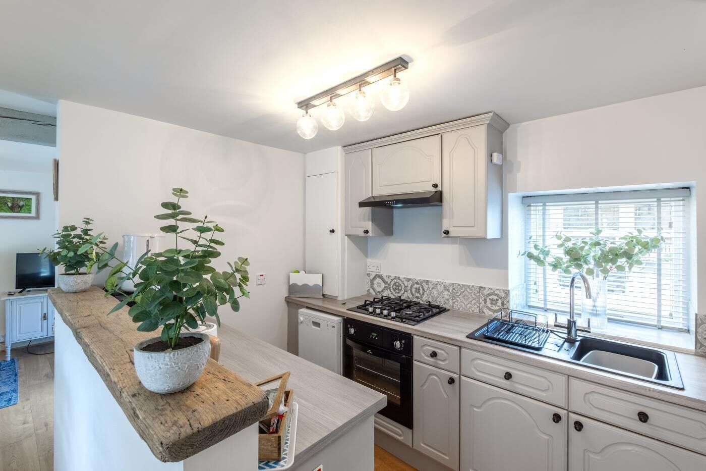 Microondas, horno, silla alta para bebés, utensilios de cocina