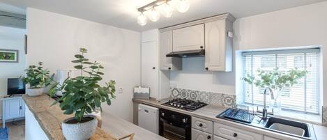 Microondas, horno, silla alta para bebés, utensilios de cocina