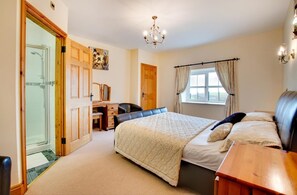 Iron/ironing board, travel cot, bed sheets - 5 Bed in Aberystwyth (oc-wan443) (Llanfarian)
