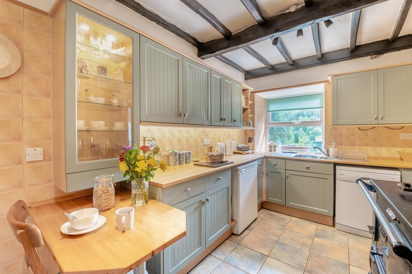 ميكروويف، فرن، غسالة أطباق، كرسي للأطفال