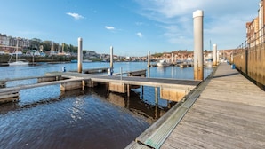 Ein Yachthafen mit Holzstegen und Booten am Wasser.