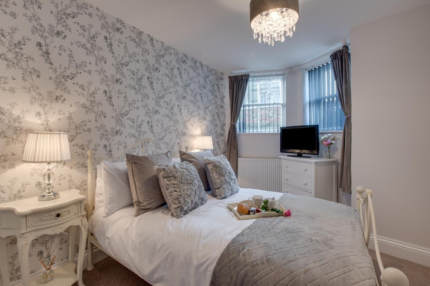 Tabla de planchar con plancha, wifi gratis y ropa de cama 