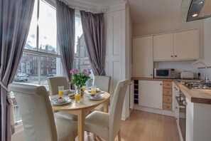 Microwave, oven, dishwasher, cookware/dishes/utensils - 2 Bed in Whitby (oc-w945) (Whitby)
