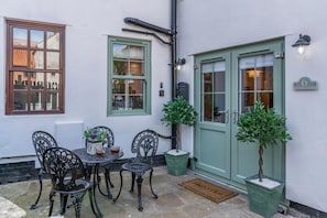 Outdoor dining - 2 Bed in Whitby (oc-h32509) (Whitby)