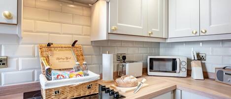 Micro-ondes, four, batterie de cuisine, vaisselle et ustensiles