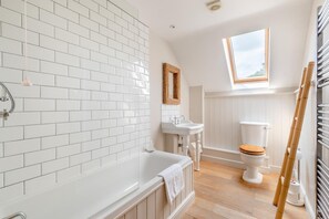 Towels - 4 Bed in Doddington (oc-s32212) (Doddington)