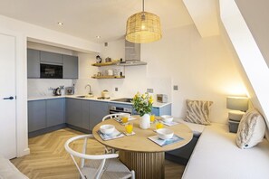 Microwave, oven, dishwasher, cookware/dishes/utensils - 2 Bed in Scarborough (oc-s005) (Scarborough)