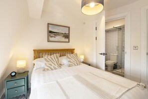 Iron/ironing board, free WiFi, bed sheets - 2 Bed in Scarborough (oc-s005) (Scarborough)
