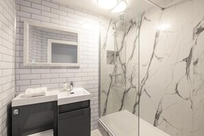 Hair dryer, towels - 2 Bed in Scarborough (oc-s005) (Scarborough)