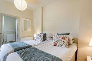 Iron/ironing board, free WiFi, bed sheets - 5 Bed in Doddington (oc-h32213) (Doddington)