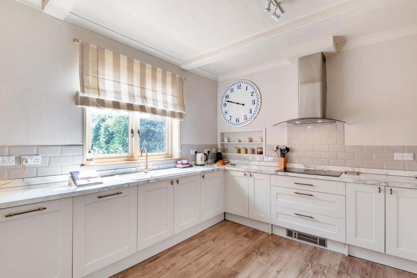 Microondas, horno, periquera y utensilios de cocina 