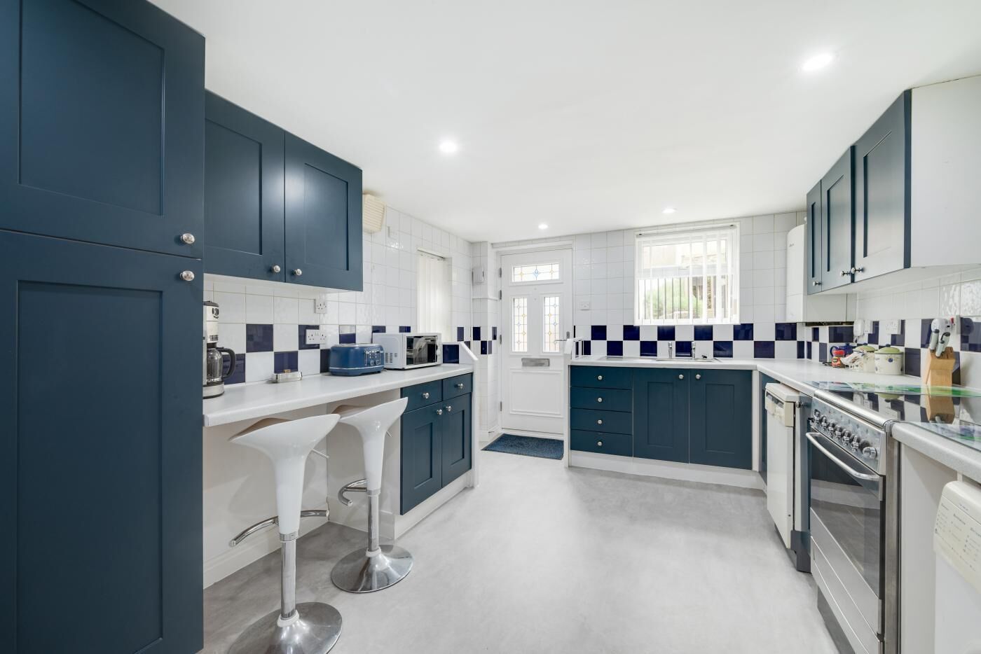 Micro-ondes, four, lave-vaisselle, chaise haute