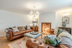 TV, fireplace - 4 Bed in Doddington (oc-g32211) (Doddington)